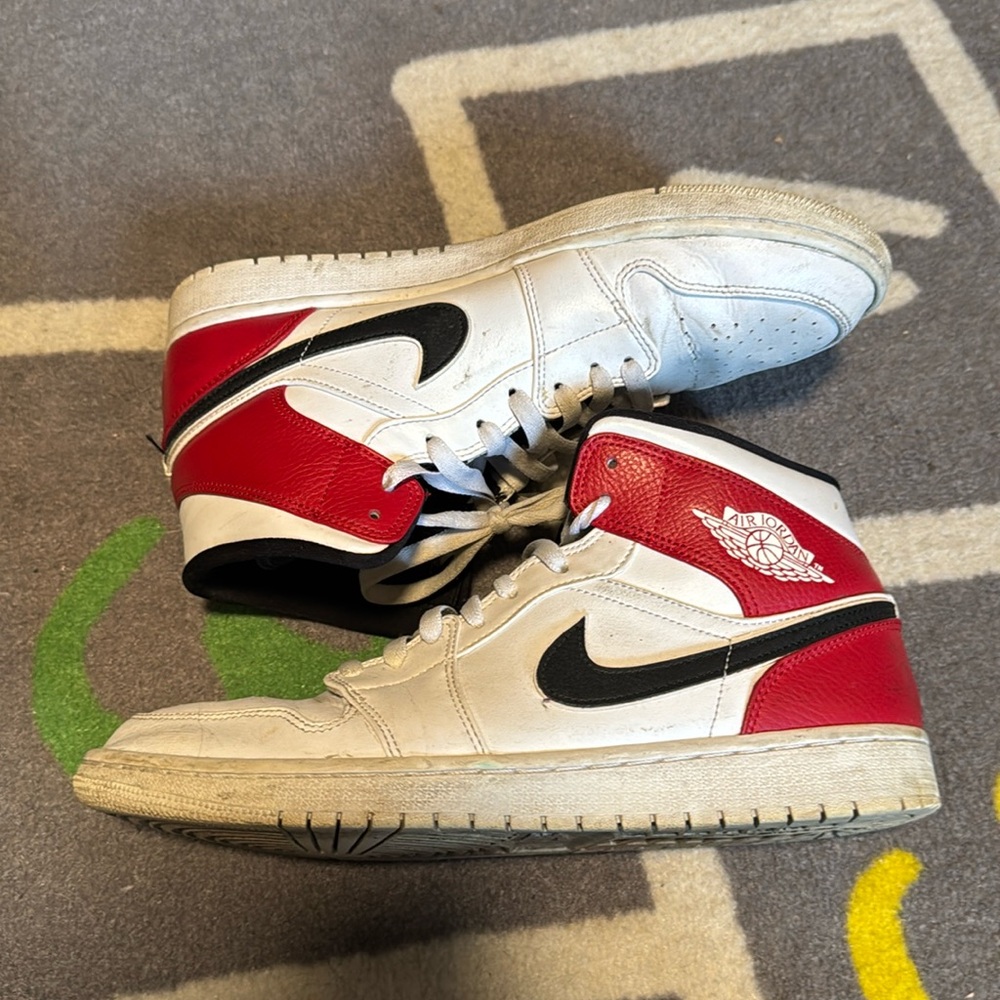 Jordan Mid 1 white black gym red